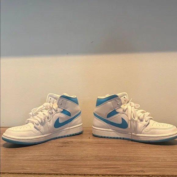 Nike Air Jordan 1 Mid UNC - Picture 7 of 9